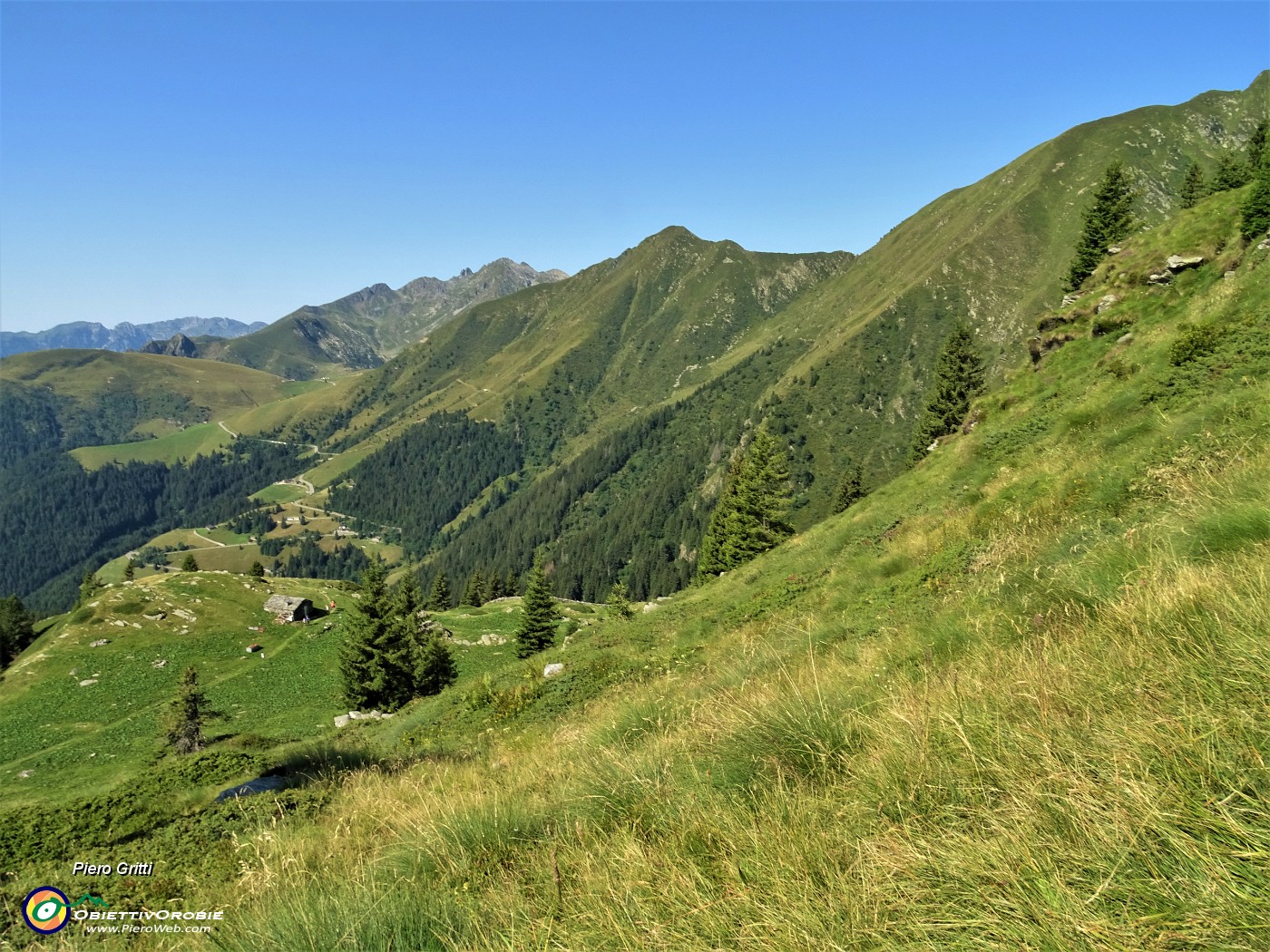 30 Vista sulla sottostante Baita Arletto (1860 m).JPG